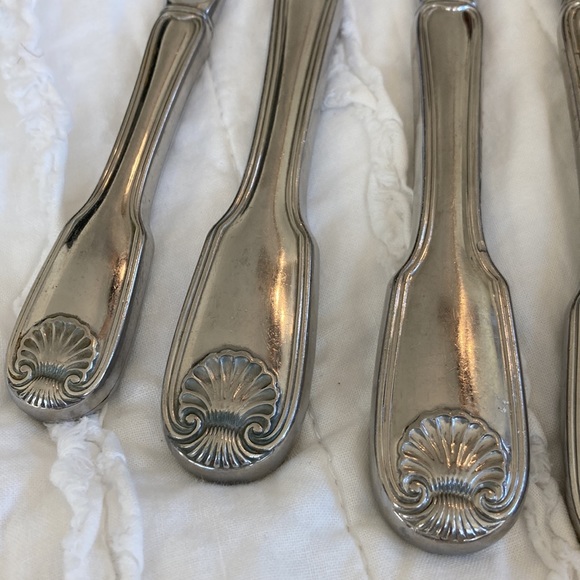 Reed & Barton 18/10 colonial shell pattern heavy stainless. Quality flatware - Picture 2 of 7